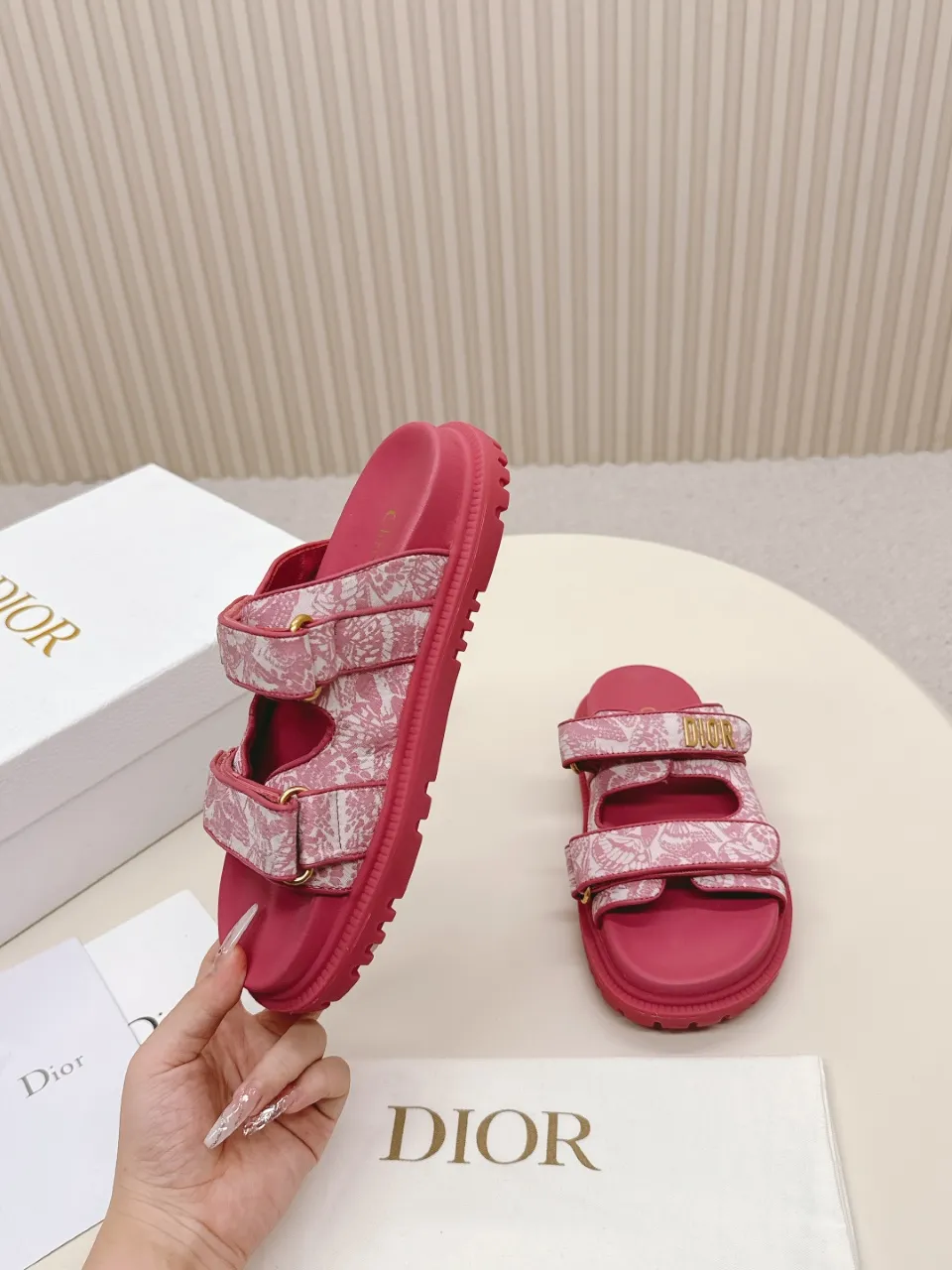 👟👟Ex-factory price 460👟👟 This black sheepskin DiorAct sandal is fashionable. Paired with an insole that fits the shape of your foot, it's made of exceptionally lightweight and comfortable leather. The upper straps feature a Velcro closure and feature a gold-finish metal "DIOR" logo. Can be matched with various styles to show modern style. Gold-finish metal "DIOR" logo Two adjustable Velcro straps Leather insole that fits the shape of your foot Soft and lightweight texture EVA sole decorated with Christian Dior's lucky star symbol Made in Italy Size 35--42 (Customized sizes 41 and 42 are non-refundable)